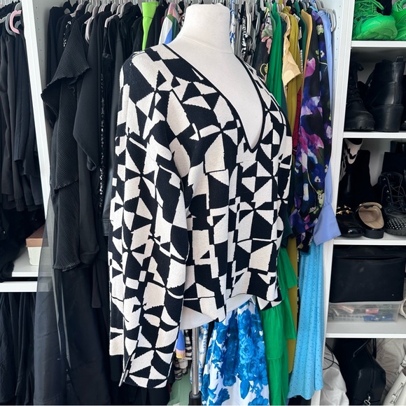 ELOQUII BLACK WHITE GRAPHIC V NECK LONG SLEEVE KNIT SWEATER - Picture 2 of 5